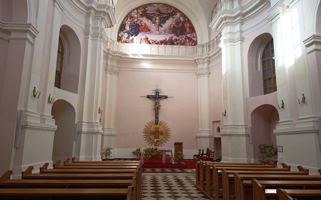 Wnętrze kościoła Sióstr Benedyktynek w Drohiczynie, prezbiterium i ławki